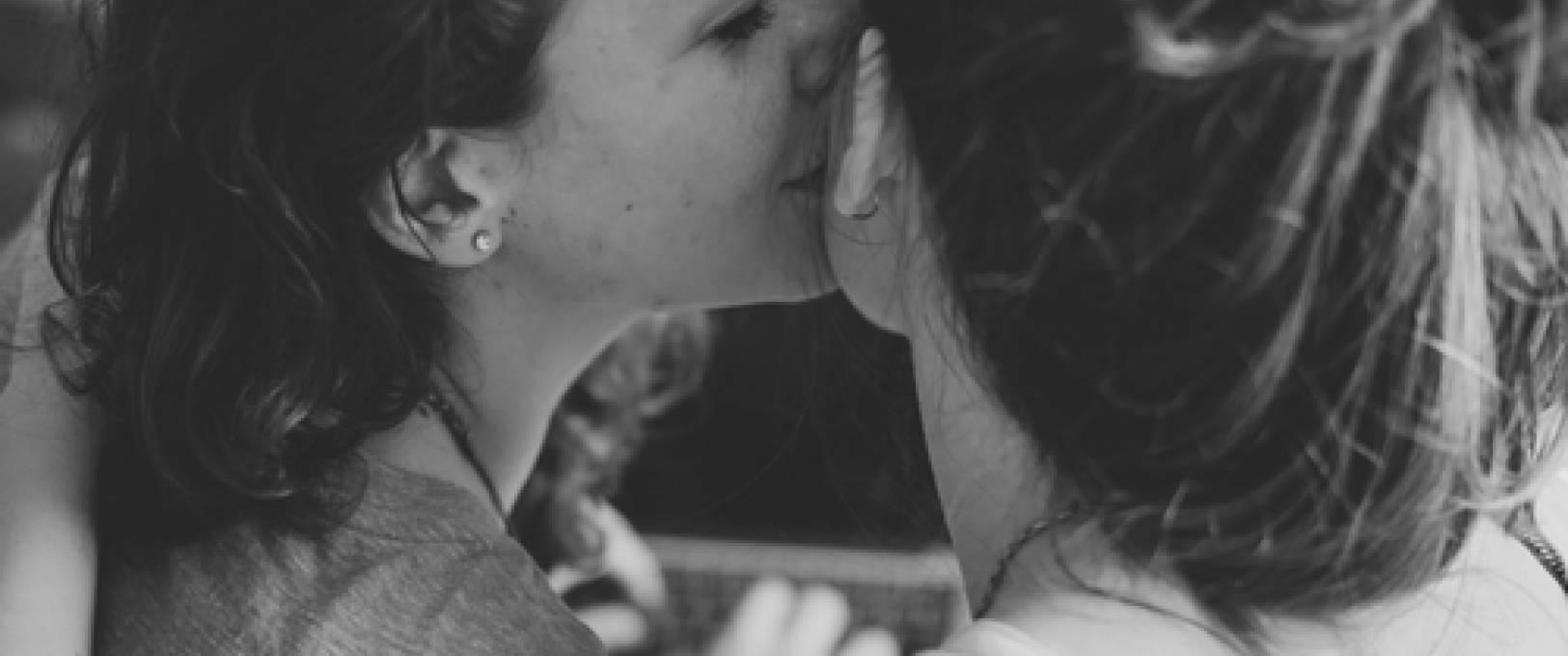 Bisexualité en couple : « Le baiser que j'ai reçu était celui d'une femme affamée »
