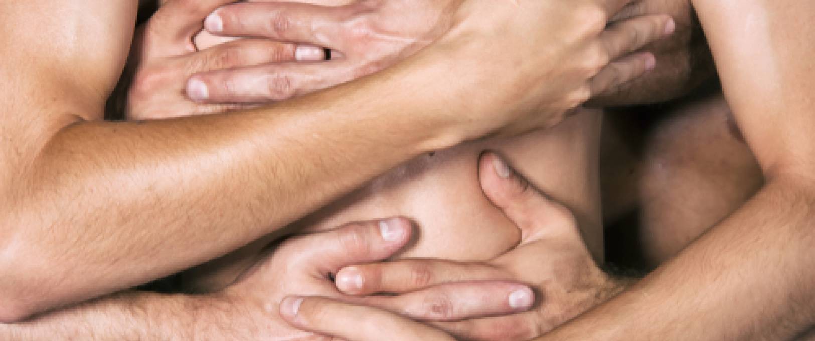 Mon premier glory hole : « De la lingerie blanche pour symboliser ma virginité gay »