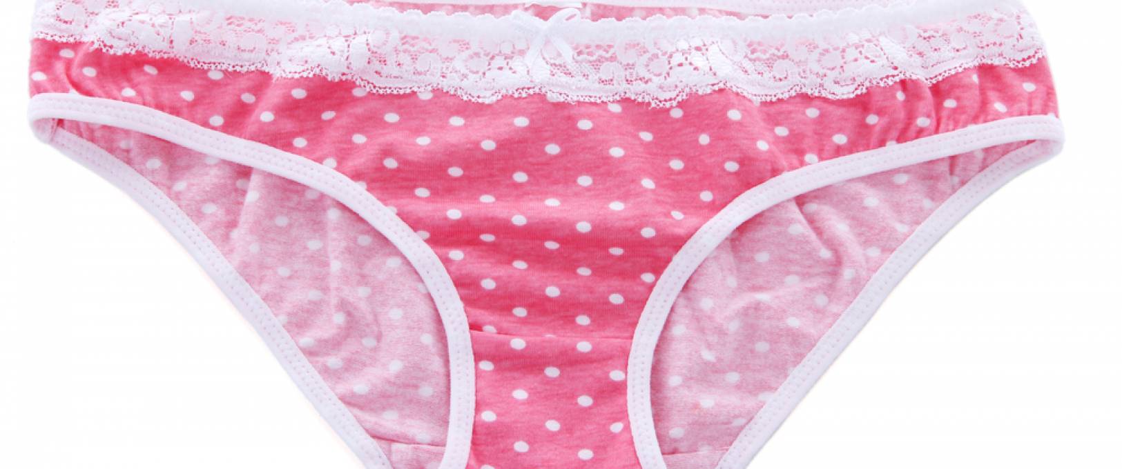Baise entre mecs dans les bois : « Tu as mis une petite culotte rose juste pour moi »