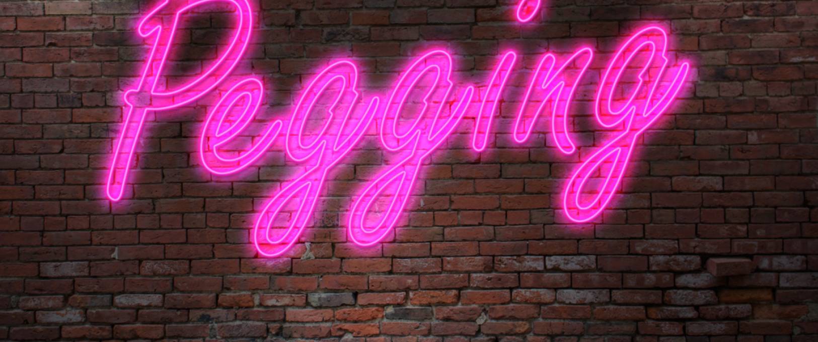 Gode ceinture et domination féminine : « Mes gémissements s’étouffaient dans les draps »