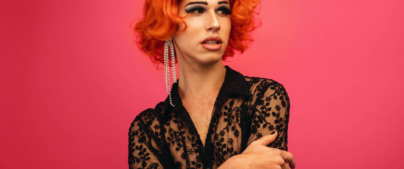 Tendances gays : « Robe noire décolletée et un push-up »