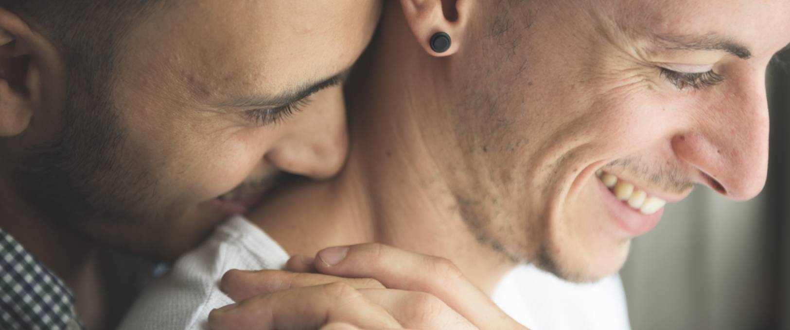 Expérience bisexuelle avec un couple (partie 3) : « Côte &agrave; côte, la queue dressée »