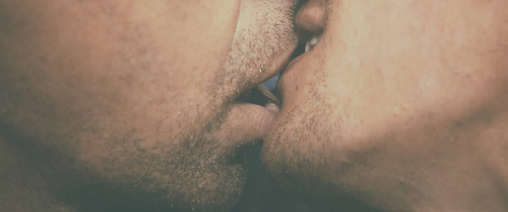 Histoire bisexuelle : J'ai léché sa bite et ses couilles par curiosité